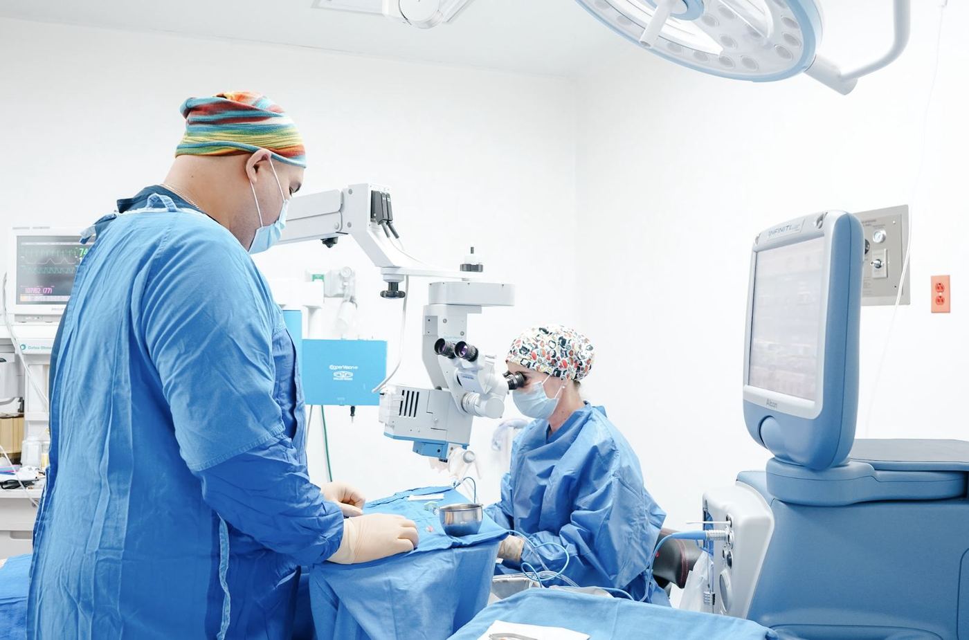 Quirófano completo de Ocuclinika con equipo quirúrgico