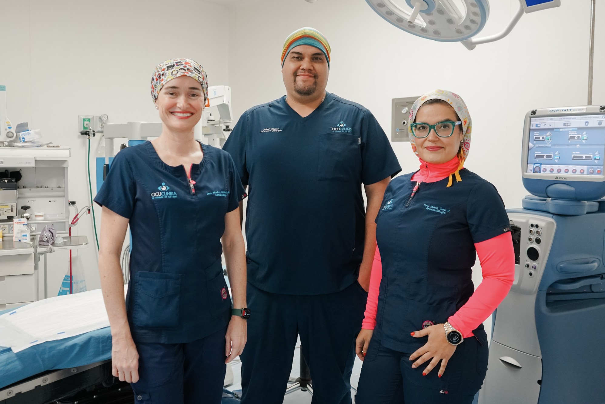 Equipo médico de Ocuclinika en quirófano